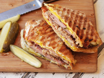 Cea mai simpla reteta de sandwich! Se face imediat, cu ingrediente putine Cea mai simpla reteta de sandwich! Se face imediat, cu ingrediente putine
