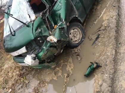 Se grabeau sa ajunga la o inmormantare si au fost implicati intr-un accident in apropiere de Truseni: un tractor si un microbuz s-au ciocnit violent. Cine se afla in microbuz - GALERIE FOTO