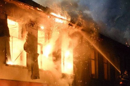 Un barbat din Briceni, gasit carbonizat dupa ce casa in care se afla a fost cuprinsa de flacari