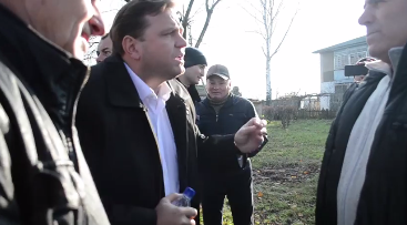 Intalnirea lui Andrei Nastase cu alegatorii din Lipcani, nu a trecut fara incidente: "Sustinatorii dodonisti au strigat ineptii, au stricat microfonul si au fost fugariti de politie" - VIDEO Intalnirea lui Andrei Nastase cu alegatorii din Lipcani, nu a trecut fara incidente: "Sustinatorii dodonisti au strigat ineptii, au stricat microfonul si au fost fugariti de politie" - VIDEO