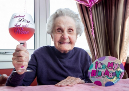 Are 102 de ani, fumeaza cate 20 de tigari pe zi si bea vin in fiecare seara! Iata care este secretul longevitatii sale Are 102 de ani, fumeaza cate 20 de tigari pe zi si bea vin in fiecare seara! Iata care este secretul longevitatii sale