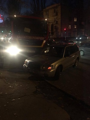 O autospeciala s-a ciocnit cu un autovehicul pe strada Vasile Lupu din capitala - FOTO O autospeciala s-a ciocnit cu un autovehicul pe strada Vasile Lupu din capitala - FOTO