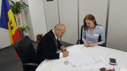 A votat primul. Cine este cetateanul care deja si-a exprimat dreptul de vot - FOTO A votat primul. Cine este cetateanul care deja si-a exprimat dreptul de vot - FOTO