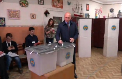Premierul Pavel Filip si-a ales presedintele: "Imi doresc foarte mult ca noul presedinte sa traga in aceeasi directie ca si guvernul" - FOTO Premierul Pavel Filip si-a ales presedintele: "Imi doresc foarte mult ca noul presedinte sa traga in aceeasi directie ca si guvernul" - FOTO