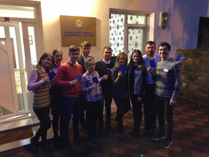 Tinerii din diaspora au mers la vot inca de la primele ore ale diminetii - FOTO Tinerii din diaspora au mers la vot inca de la primele ore ale diminetii - FOTO