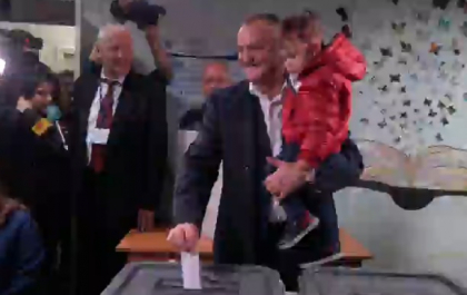 Socialistul Igor Dodon, la vot alaturi de toata familia: "Eu cred ca astazi victoria e de partea noastra, iar diferenta de procente o sa fie mare" - FOTO Socialistul Igor Dodon, la vot alaturi de toata familia: "Eu cred ca astazi victoria e de partea noastra, iar diferenta de procente o sa fie mare" - FOTO