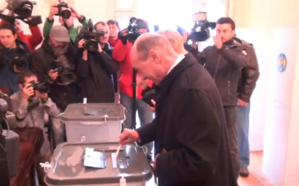 Fostul presedinte roman Traian Basescu, alaturi de sotia sa si-au exercitat dreptul la vot: "este o diferenta enorma intre cei doi contracandidati" - FOTO Fostul presedinte roman Traian Basescu, alaturi de sotia sa si-au exercitat dreptul la vot: "este o diferenta enorma intre cei doi contracandidati" - FOTO