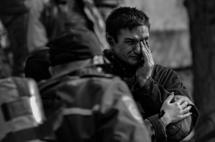 Imagini care te vor lasa fara cuvinte. Momentele in care pompierii sting focul, incearca sa ajunga in locuri inaccesibile si clipele in care isi plang colegul care s-a stins in urma incendiului de la Ciocana - GALERIE FOTO