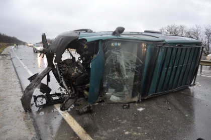 Soferul unui microbuz de marfa a decedat in urma unui grav accident produs in raionul Orhei - GALERIE FOTO
