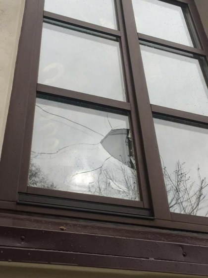 Vandalism la biserica Sfantul Dumitru din capitala. In noaptea trecuta, in lacasul sfant s-a aruncat cu pietre. Parintele Pavel a primit si un mesaj defaimator - VIDEO Vandalism la biserica Sfantul Dumitru din capitala. In noaptea trecuta, in lacasul sfant s-a aruncat cu pietre. Parintele Pavel a primit si un mesaj defaimator - VIDEO