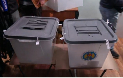 Observatorii au gasit ASTA intr-o sectie de votare din Chisinau: au chemat imediat politia. Alte 85 de sectii din tara s-au deschis cu intarziere. Primele incalcari inregistrate
