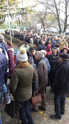S-au format cozi IMENSE la sectia de votare din Varnita. Sute de moldoveni din stanga Nistrului, adusi organizat la vot - GALERIE FOTO S-au format cozi IMENSE la sectia de votare din Varnita. Sute de moldoveni din stanga Nistrului, adusi organizat la vot - GALERIE FOTO