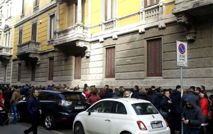 Cozi kilometrice la o sectie de votare din Milano. Moldovenii asteapta ore in sir pentru a-si alege presedintele - GALERIE FOTO Cozi kilometrice la o sectie de votare din Milano. Moldovenii asteapta ore in sir pentru a-si alege presedintele - GALERIE FOTO