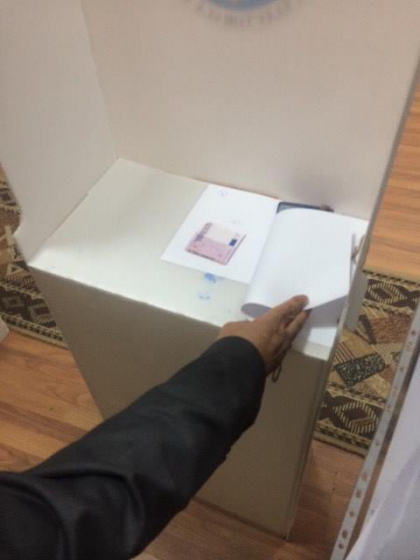 A uitat cineva 500 de euro intr-o cabina de vot dintr-o sectie de la Chisinau sau i-a lasat acolo intentionat? Imagini cu banii gasiti de observatori - GALERIE FOTO