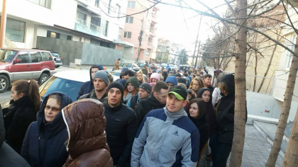 Coada URIASA si la Consulatul Moldovei de la Bucuresti: sute de moldoveni asteapta sa-si exercite dreptul la vot - GALERIE FOTO Coada URIASA si la Consulatul Moldovei de la Bucuresti: sute de moldoveni asteapta sa-si exercite dreptul la vot - GALERIE FOTO