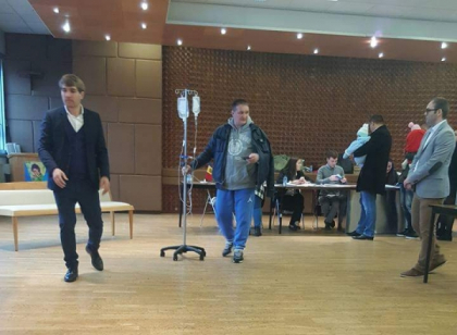 De la spital, la votare. Un moldovean a venit cu perfuzia de la spital la sectia de votare din Paris - FOTO De la spital, la votare. Un moldovean a venit cu perfuzia de la spital la sectia de votare din Paris - FOTO