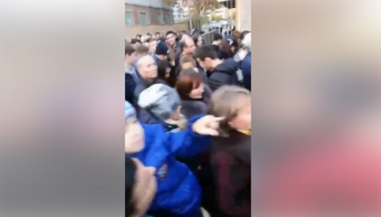 Dupa ce s-au terminat buletinele de vot la o sectie de votare din Londra si Bologna, exista riscul ca si la o sectie din Roma si Moscova sa se epuizeze