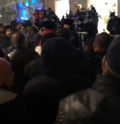 "Vrem sa votam!" Proteste de amploare la Moscova dupa ce buletinele de vot s-au epuizat - VIDEO "Vrem sa votam!" Proteste de amploare la Moscova dupa ce buletinele de vot s-au epuizat - VIDEO