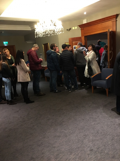 In Dublin, Irlanda, din cauza numarului mare de alegatori, s-au format cozi imense. Oamenii au fost nevoiti sa astepte ore in sir pentru a vota - FOTO In Dublin, Irlanda, din cauza numarului mare de alegatori, s-au format cozi imense. Oamenii au fost nevoiti sa astepte ore in sir pentru a vota - FOTO