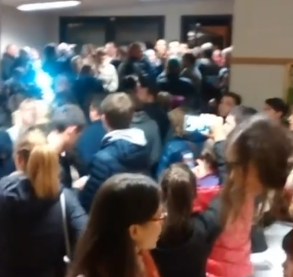 Protest masiv si la o sectie de votare din Bologna. Zeci de moldoveni asteapta sa-si exercite votul si striga: "Vrem sa votam" - VIDEO Protest masiv si la o sectie de votare din Bologna. Zeci de moldoveni asteapta sa-si exercite votul si striga: "Vrem sa votam" - VIDEO