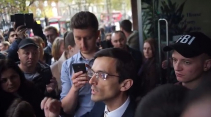 Scandal la o sectie de votare din Londra: Explicatia pe care au primit-o moldovenii de la autoritati: "Nu trebuie sa irosim timpul politiei, nici al dumneavoastra" - VIDEO Scandal la o sectie de votare din Londra: Explicatia pe care au primit-o moldovenii de la autoritati: "Nu trebuie sa irosim timpul politiei, nici al dumneavoastra" - VIDEO