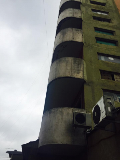 Tragedie in sectorul Ciocana al capitalei. Un tanar de 25 de ani a murit, dupa s-ar fi aruncat in gol de pe un bloc locativ - FOTO Tragedie in sectorul Ciocana al capitalei. Un tanar de 25 de ani a murit, dupa s-ar fi aruncat in gol de pe un bloc locativ - FOTO