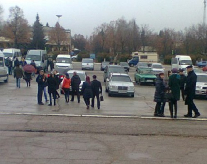(VIDEO/FOTO) Transportati GRATIS si REMUNERATI cu 300 de lei. Alegatorii din stanga Nistrului, la vot in Rezina - ZdG.md