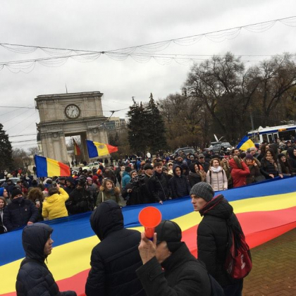 Au intins un tricolor imens in fata Guvernului si cer demisia CEC-ului. Zeci de tinere, la protest in fata institutiei: "rusine, rusine, nu suntem de acord" - GALERIE FOTO