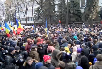 LIVE VIDEO. Zeci de tineri s-au adunat sa protesteze in fata Guvernului, iar acum au ajuns in fata CEC. Ei cer alegeri prezidentiale repetate LIVE VIDEO. Zeci de tineri s-au adunat sa protesteze in fata Guvernului, iar acum au ajuns in fata CEC. Ei cer alegeri prezidentiale repetate