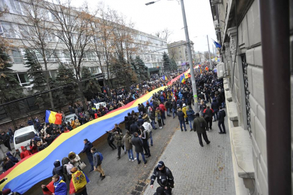 Protest in capitala. Mii de oameni au marsaluit de la Guvern si pana la CEC. Ei cer alegeri prezidentiale repetate