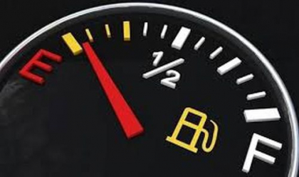 Cati km poate circula o masina cand i se aprinde becul de benzina? Raspunsul ii va multumi pe unii soferi si ii va alarma pe altii