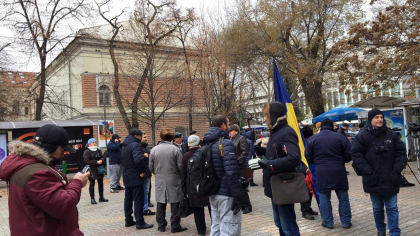 Protestul impotriva alegerilor prezidentiale continua si astazi: Zeci de oameni se aduna in fata liceului "Gh. Asachi" - GALERIE FOTO Protestul impotriva alegerilor prezidentiale continua si astazi: Zeci de oameni se aduna in fata liceului "Gh. Asachi" - GALERIE FOTO