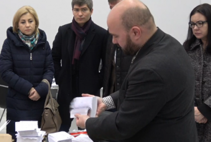 LIVE VIDEO. Deschiderea valizei diplomatice cu materiale electorale receptionata din Republica Portugheza