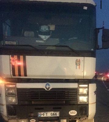 Caz tragic la Vadul lui Voda. Un barbat in varsta de 35 de ani s-ar fi aruncat in fata unui camion - FOTO Caz tragic la Vadul lui Voda. Un barbat in varsta de 35 de ani s-ar fi aruncat in fata unui camion - FOTO
