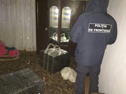 Perchezitii matinale in trei localitati din Briceni. Politistii de frontiera descind la domiciliile persoanelor banuite in contrabanda cu tigari - FOTO 