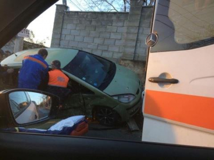 Doua masini facute praf intr-un grav accident din cartierul Telecentru: Una din ele a fost aruncata pe trotuar langa o casa - GALERIE FOTO Doua masini facute praf intr-un grav accident din cartierul Telecentru: Una din ele a fost aruncata pe trotuar langa o casa - GALERIE FOTO