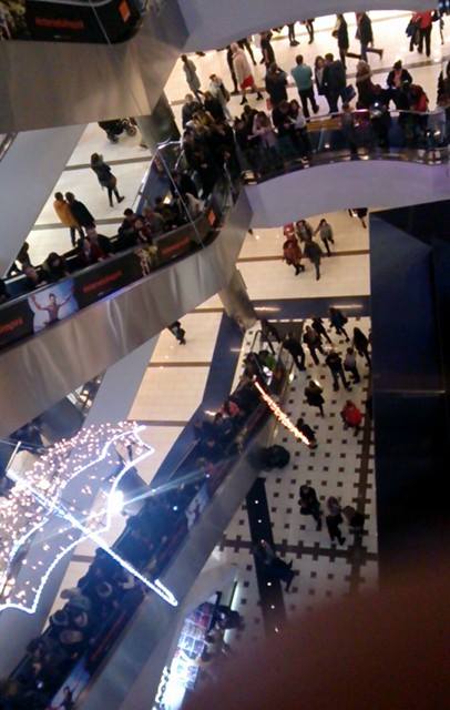 Noaptea reducerilor la un mall din Chisinau. Zeci de oameni au luat cu asalt centrul comercial - FOTO