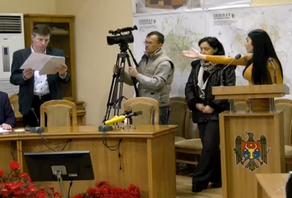 Sedinta primariei a inceput cu scandal. Ce a nemultumit-o pe o femeie: "Daca suntem noi vinovati... o sa stam ca astea plouate"