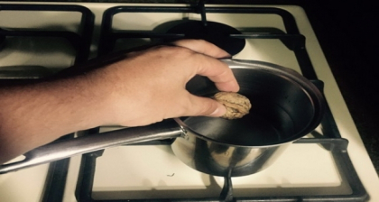 A pus o nuca intr-un ibric cu apa! Motivul este incredibil A pus o nuca intr-un ibric cu apa! Motivul este incredibil