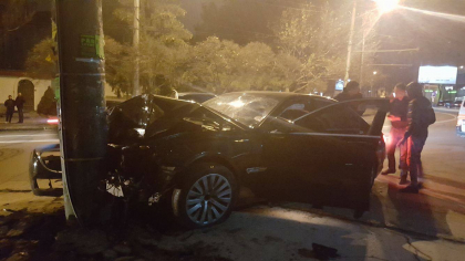 Duminica, aproape de miezul noptii si-a facut BMW-ul praf intr-un pilon de electricitate, iar pasagerul din dreapta a ajuns la spital - FOTO Duminica, aproape de miezul noptii si-a facut BMW-ul praf intr-un pilon de electricitate, iar pasagerul din dreapta a ajuns la spital - FOTO