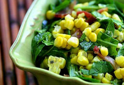 Salata de rucola cu porumb si bacon