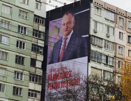 Isi continua campania si dupa ce au trecut alegerile. Presedintele ales Igor Dodon le multumeste, de pe panou, celor care l-au votat - GALERIE FOTO Isi continua campania si dupa ce au trecut alegerile. Presedintele ales Igor Dodon le multumeste, de pe panou, celor care l-au votat - GALERIE FOTO