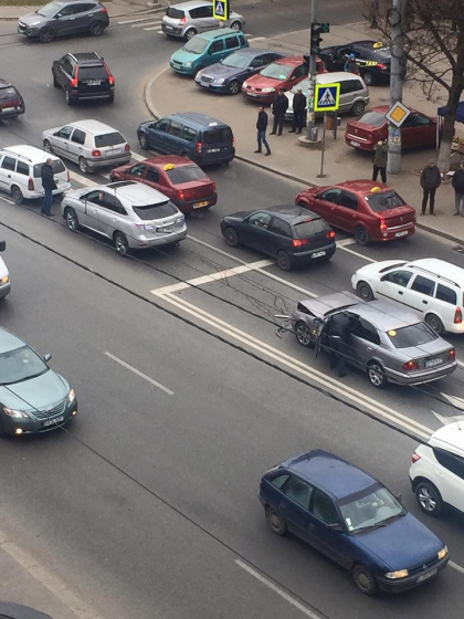 Nu a pastrat distanta? Un sofer din capitala si-a facut praf BMW-ul dupa ce s-a ciocnit cu un Lexus - FOTO Nu a pastrat distanta? Un sofer din capitala si-a facut praf BMW-ul dupa ce s-a ciocnit cu un Lexus - FOTO