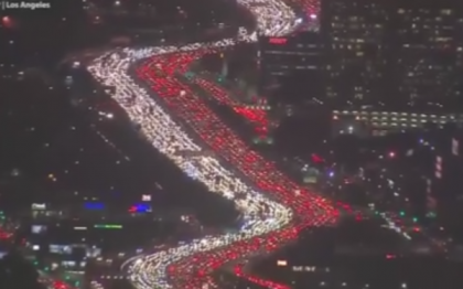 Imagini incredibile filmate din elicopter cu traficul din Los Angeles inainte de Ziua Recunostintei - VIDEO Imagini incredibile filmate din elicopter cu traficul din Los Angeles inainte de Ziua Recunostintei - VIDEO