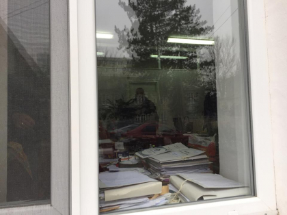 In aceste momente au loc perchezitii CNA la "Directia Educatie, Tineret si Sport", cat si la casa juristului institutiei: 10 persoane, retinute - GALERIE FOTO In aceste momente au loc perchezitii CNA la "Directia Educatie, Tineret si Sport", cat si la casa juristului institutiei: 10 persoane, retinute - GALERIE FOTO