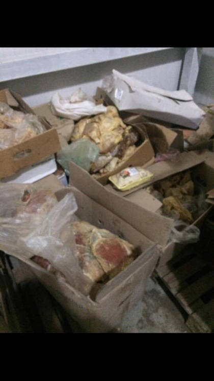 Carnea si pestele care urmau sa ajunga la copiii de la gradinitele din capitala era aruncata pe jos in conditii insalubre. Imagini revoltatoare - GALERIE FOTO Carnea si pestele care urmau sa ajunga la copiii de la gradinitele din capitala era aruncata pe jos in conditii insalubre. Imagini revoltatoare - GALERIE FOTO