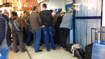 O cursa aeriana, anulata din cauza cetii dense. Zeci de oameni revoltati asteapta pe Aeroportul Chisinau - GALERIE FOTO 