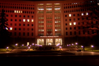 LIVE VIDEO. "Uniti impotriva violentei". Cladirea Parlamentului de la Chisinau, iluminata in oranj