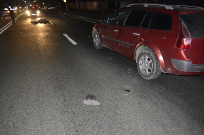 Grav accident in satul Peresecina, raionul Orhei. O femeie a fost spulberata de un Ranault in timp ce traversa strada neregulamentar - GALERIE FOTO Grav accident in satul Peresecina, raionul Orhei. O femeie a fost spulberata de un Ranault in timp ce traversa strada neregulamentar - GALERIE FOTO