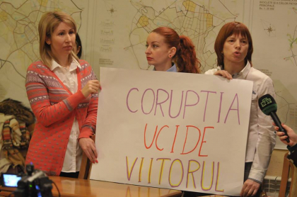 Scandal la sedinta Primariei: Un grup de parinti au protestat impotriva coruptiei. Primar: "De ce tot in mine loviti?" - GALERIE FOTO 